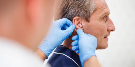 Anpassung Hörgerät beim Patienten