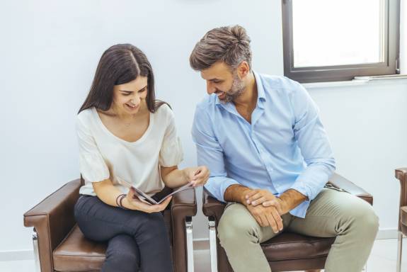 Unterhaltung zwischen 2 sitzenden Patienten