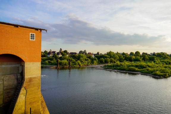 Gebäude vor Gewässer