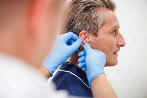 Anpassung Hörgerät beim Patienten